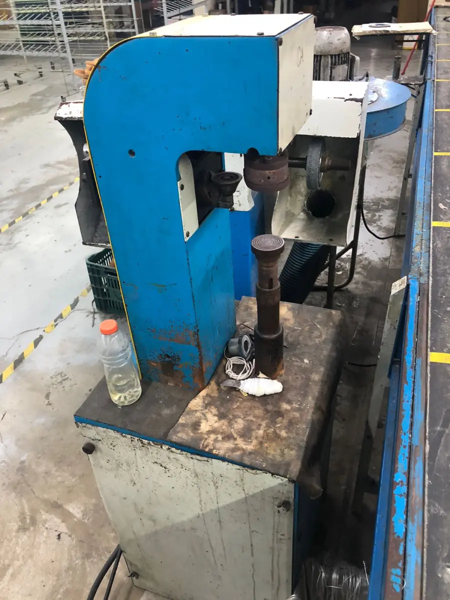 LOTE 006 - uma prensinha de calcanhar