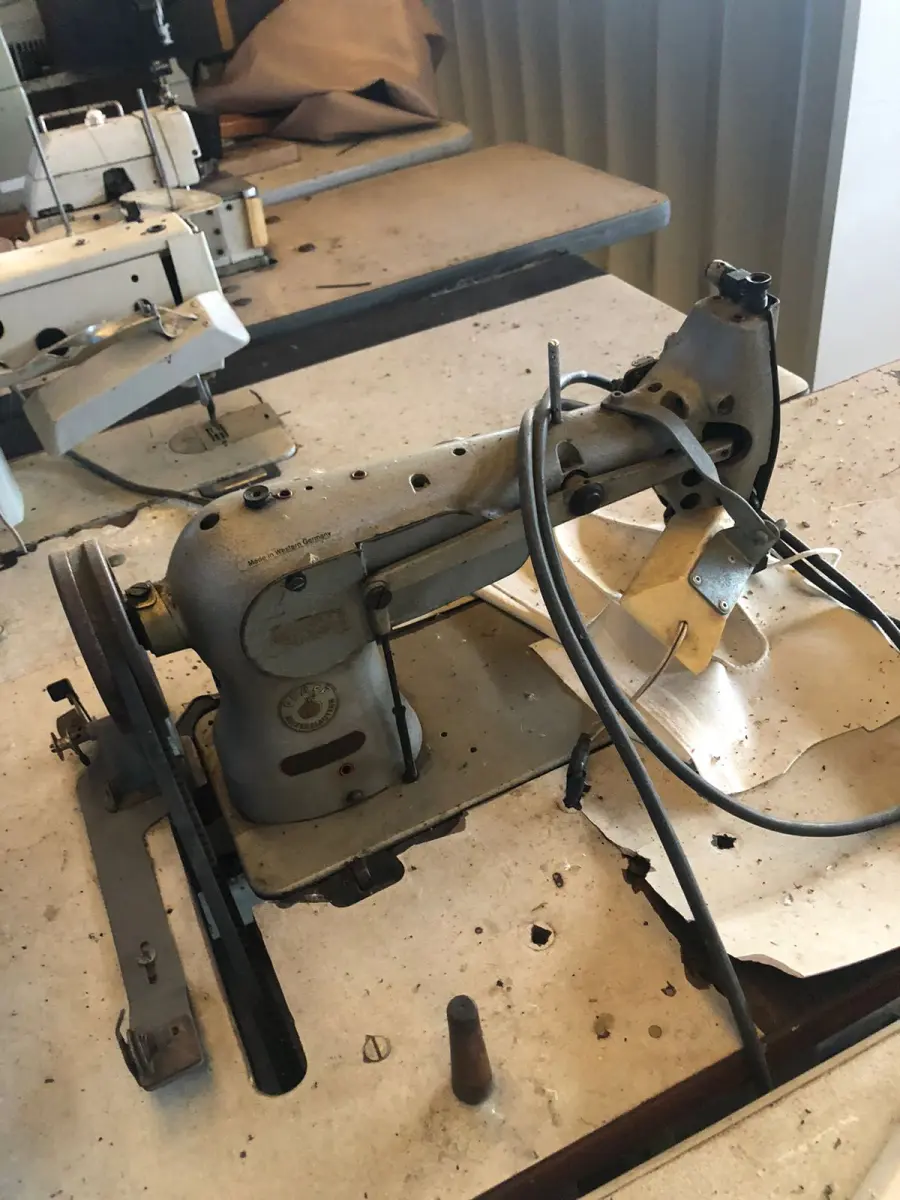 LOTE 231 - Máquina de costura