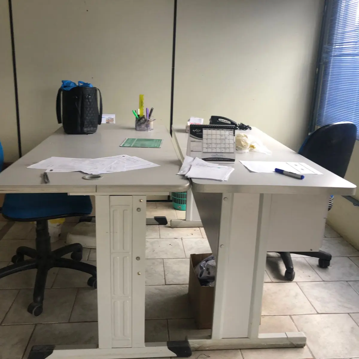 LOTE 072 - lote de mesas de escritorio e prateleiras simples, com cadeira