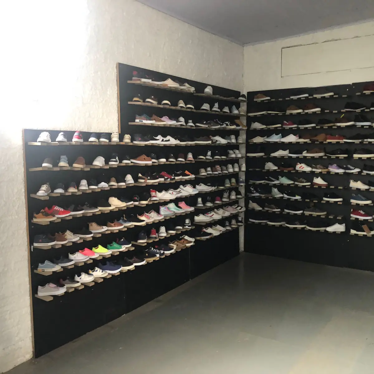 LOTE 088 - prateleira com um pé de sapato