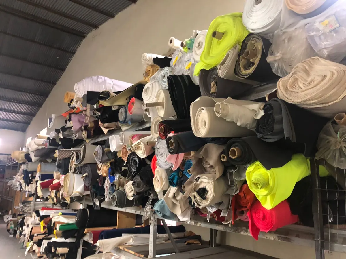 LOTE 056 - lote de prateleiras só nessa parte com o estoque de couros restantes, sintéticos, linhas etc.