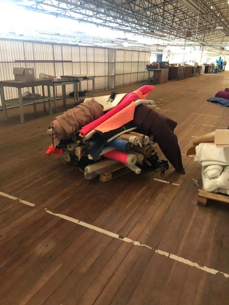 LOTE 246 - Lote com rolos de tecido, sintético, componentes