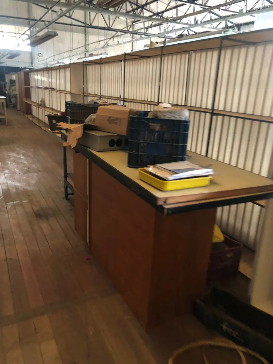 LOTE 244 - Lote de prateleira de metal