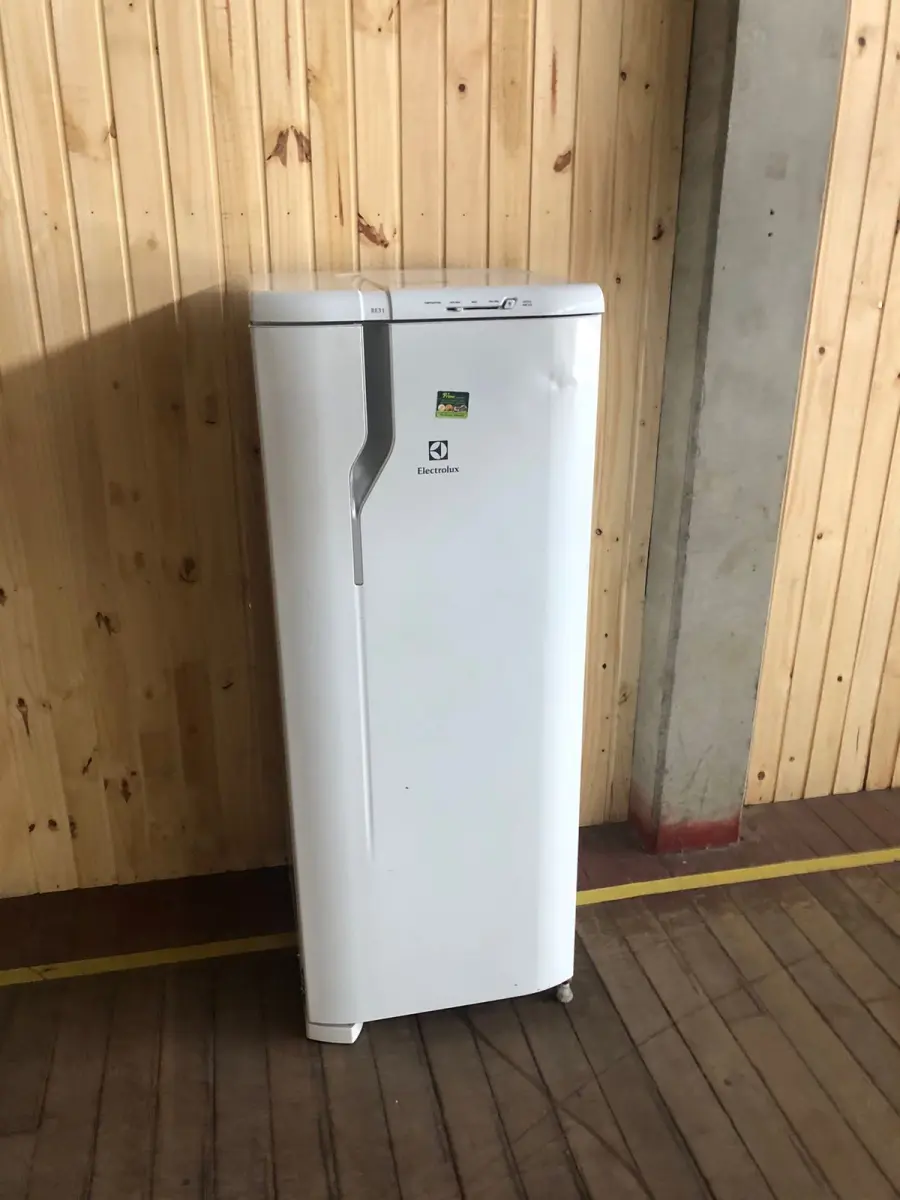 LOTE 245 - Geladeira Electrolux