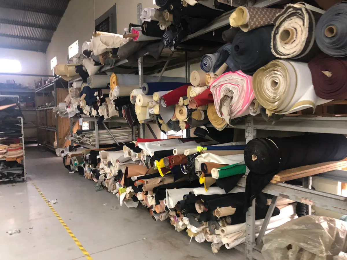 LOTE 056 - lote de prateleiras só nessa parte com o estoque de couros restantes, sintéticos, linhas etc.