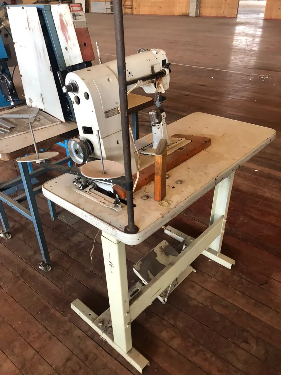 LOTE 218 - Máquina de costura