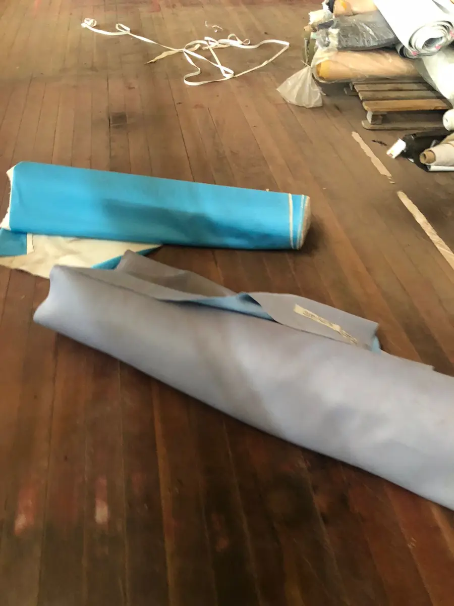 LOTE 246 - Lote com rolos de tecido, sintético, componentes