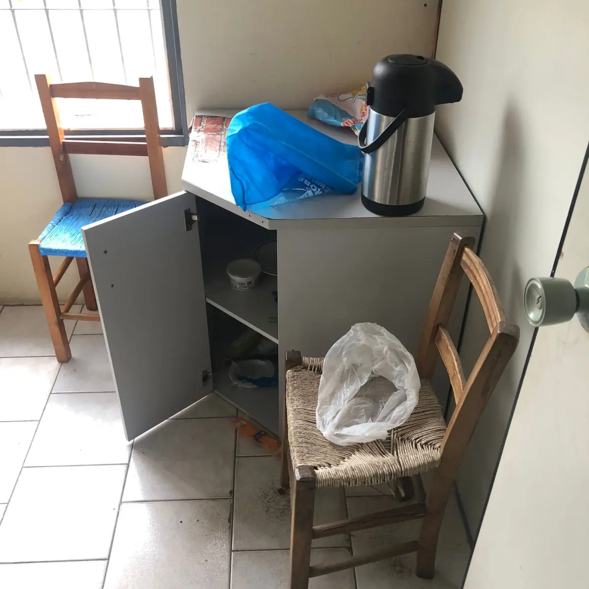 LOTE 082 - prateleira, mesinha de canto, cadeiras de palha