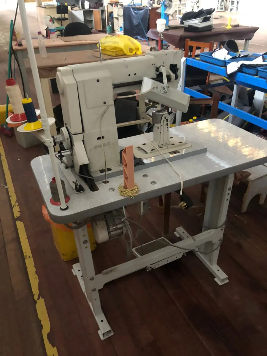 LOTE 145 - Máquina de costura