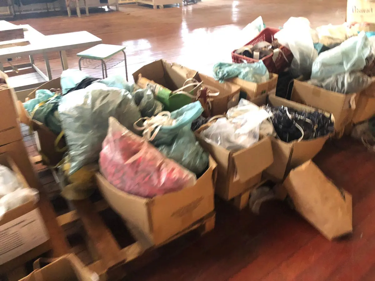 LOTE 246 - Lote com rolos de tecido, sintético, componentes