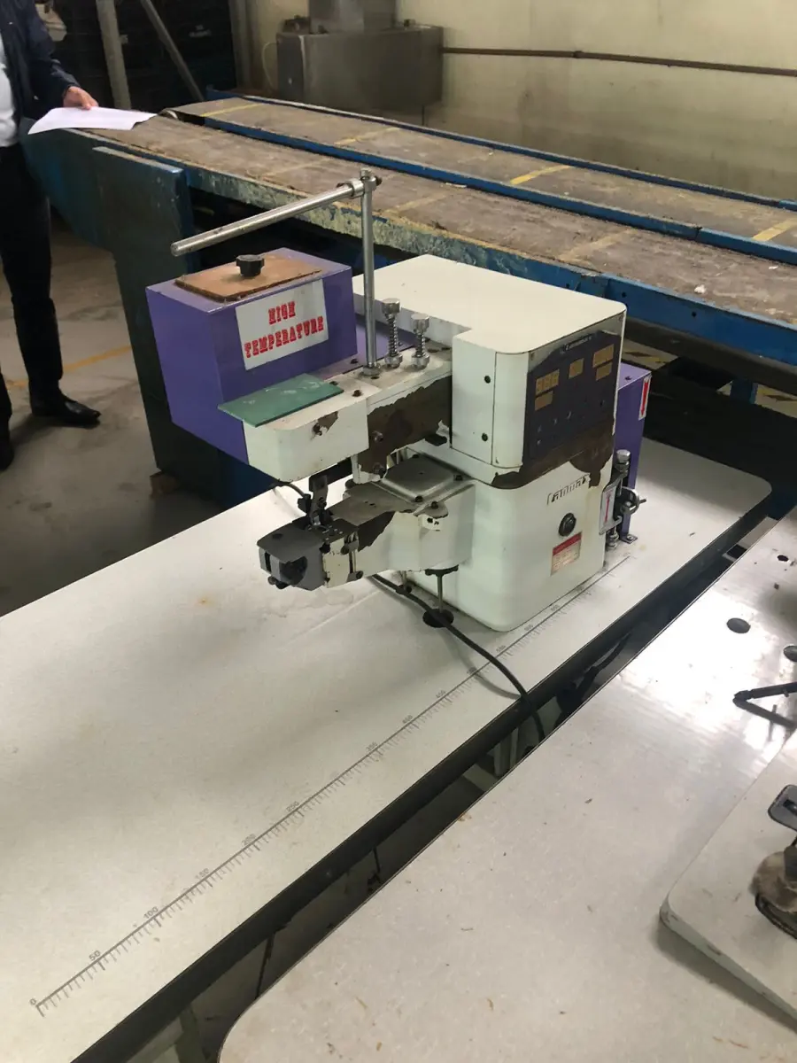 LOTE 041 - maquina de fazer vira e aplicar cola