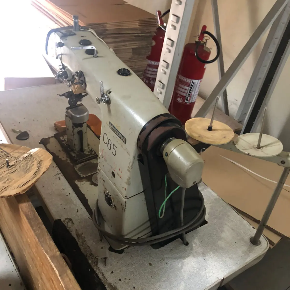 LOTE 104 - maquina de costura de coluna