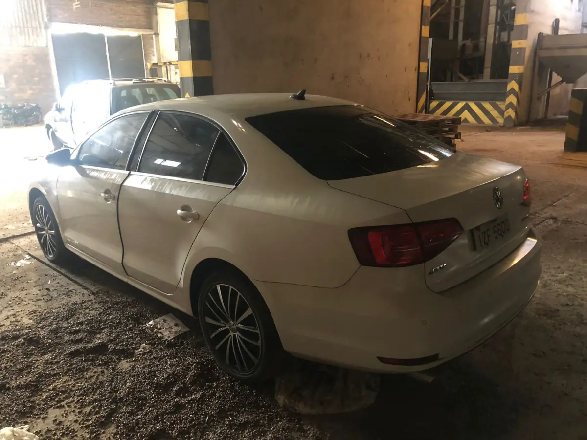 LOTE 001 - Veículo VW Volkswagen Jetta Highline 2.0 TSI 16v 4p Tiptronic, fabricação/modelo 2017/2017 (sem chave)