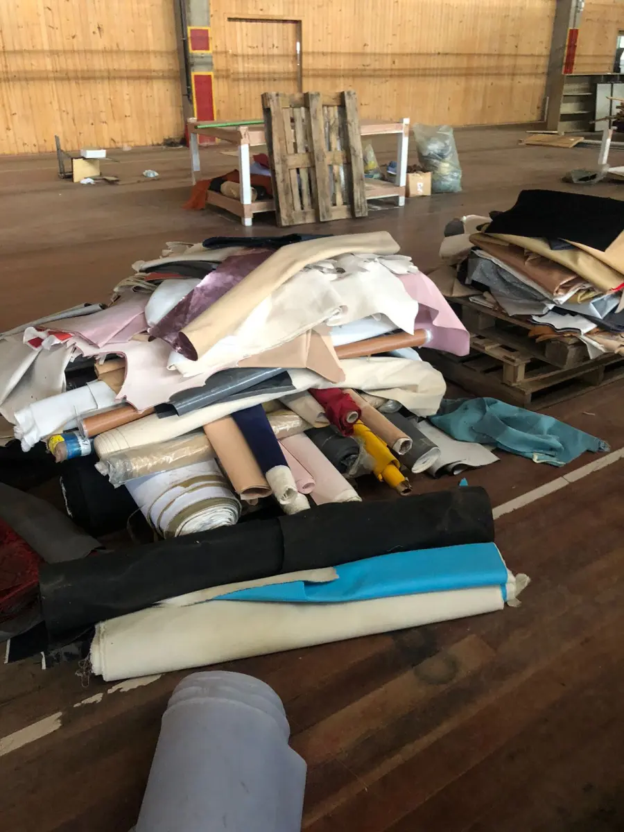 LOTE 246 - Lote com rolos de tecido, sintético, componentes