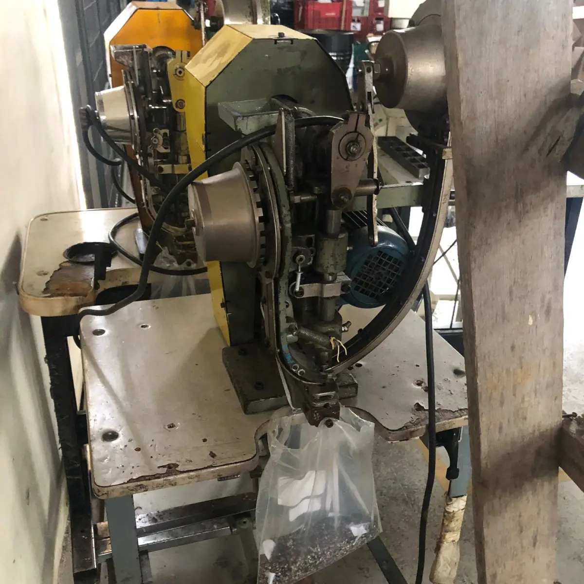 LOTE 114 - maquina de colocar ilhos