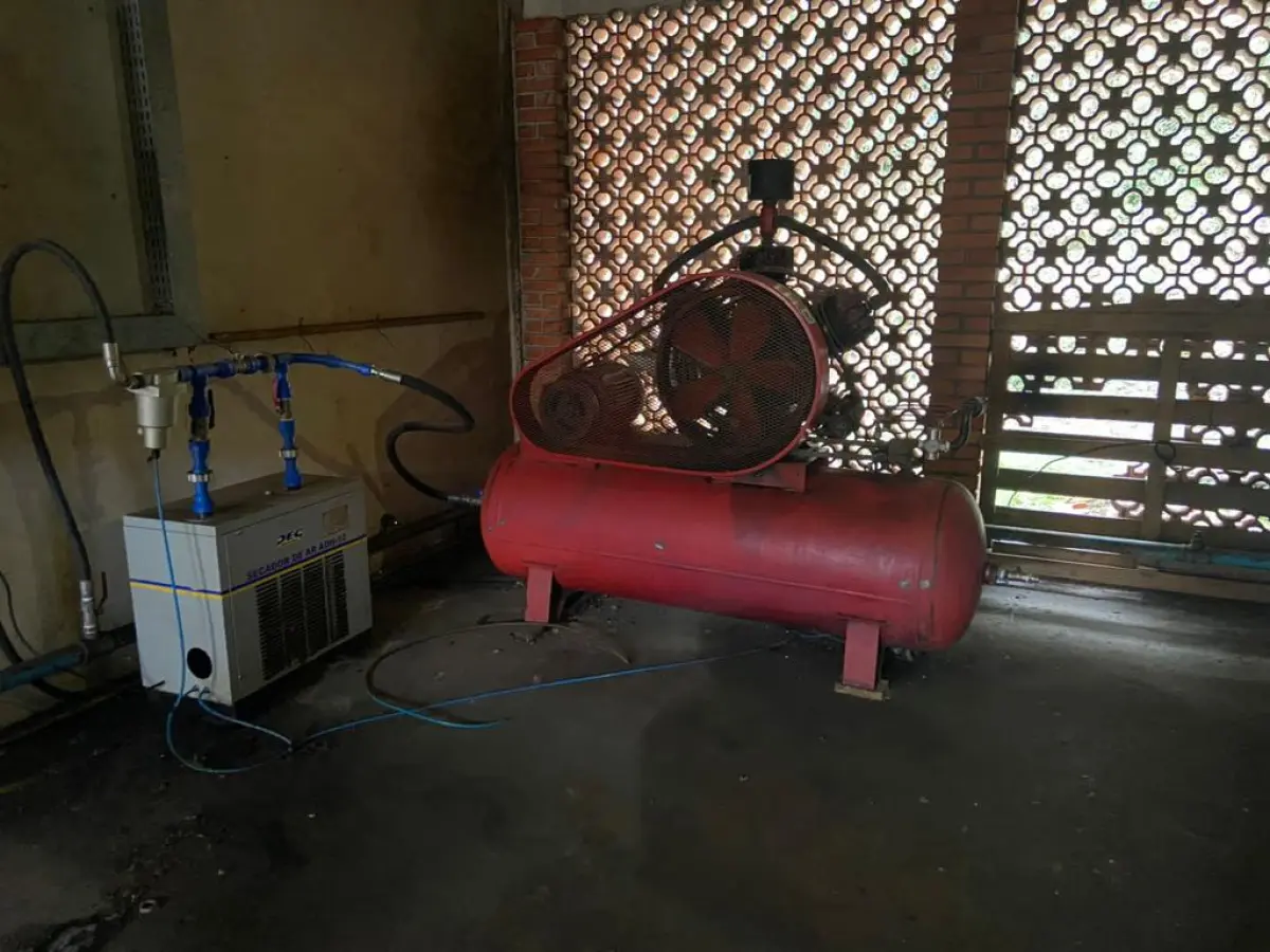 LOTE 252 - Compressor com secador de ar