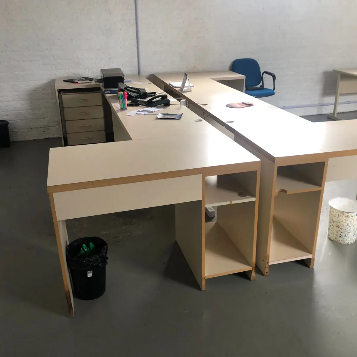 LOTE 092 - 2 mesas de escritorio cor bege e adaptadas para aumentar o tamanho