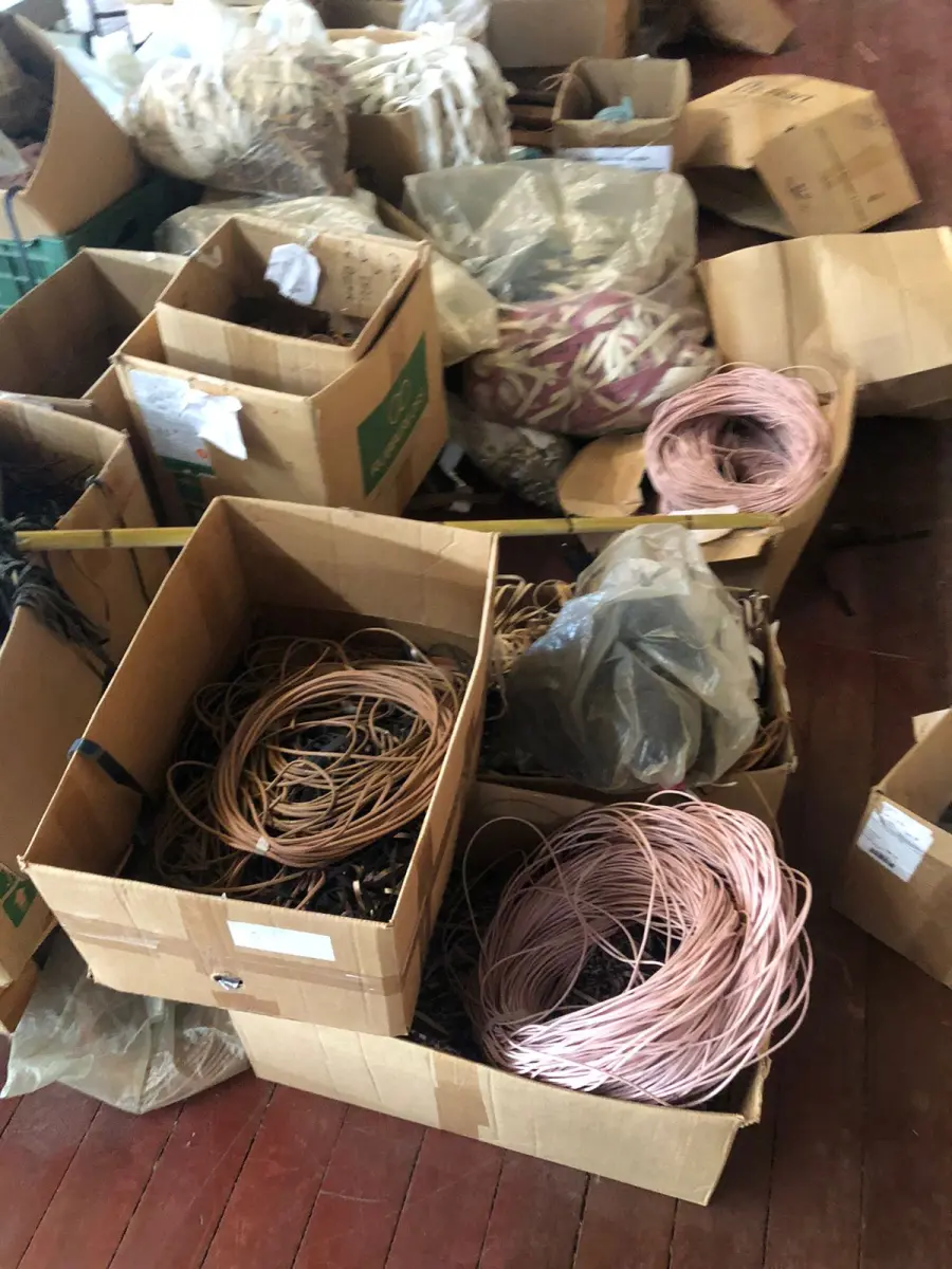 LOTE 246 - Lote com rolos de tecido, sintético, componentes