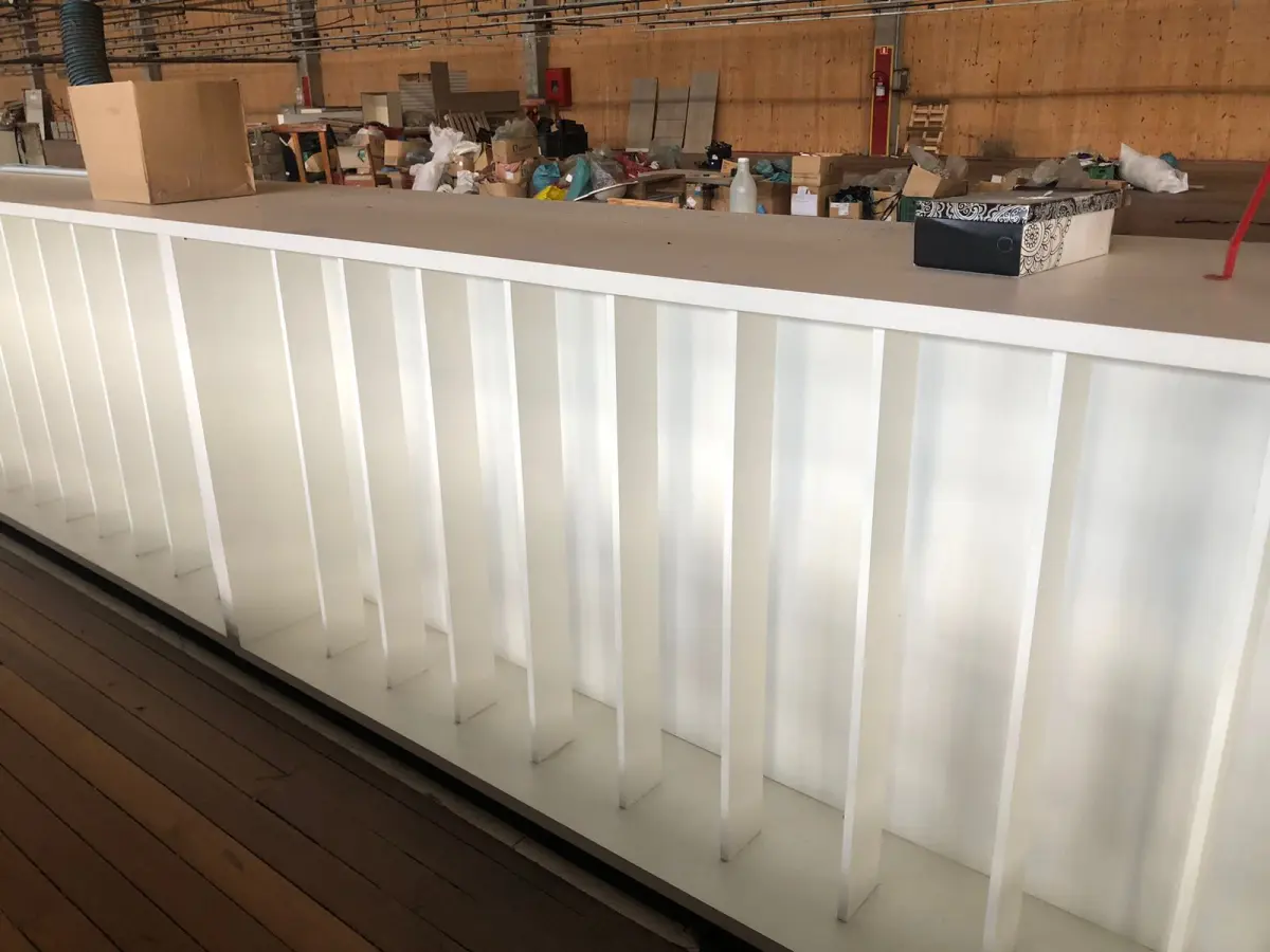 LOTE 215 - Lote de prateleiras brancas