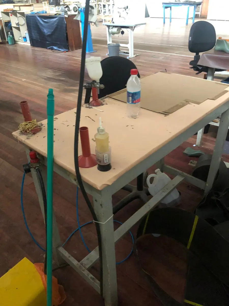 LOTE 148 - Mesa com cadeira alta