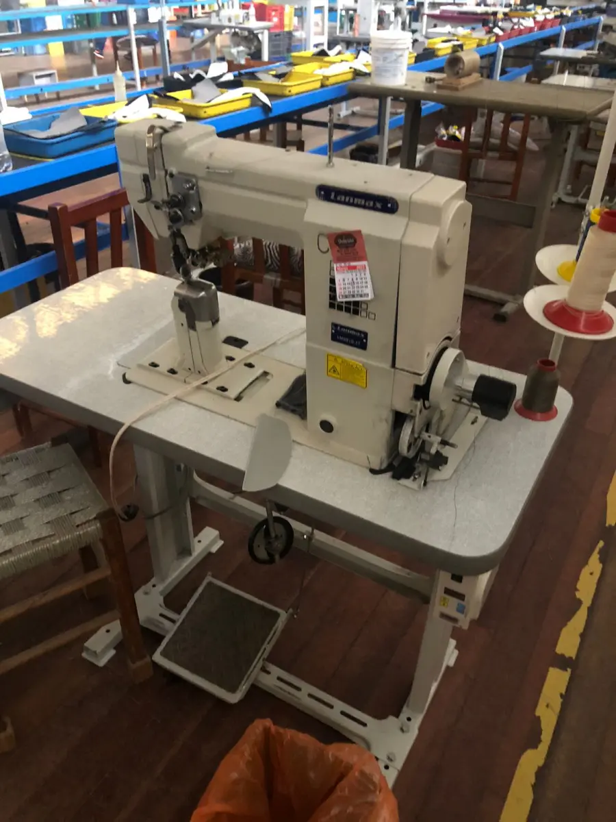 LOTE 145 - Máquina de costura