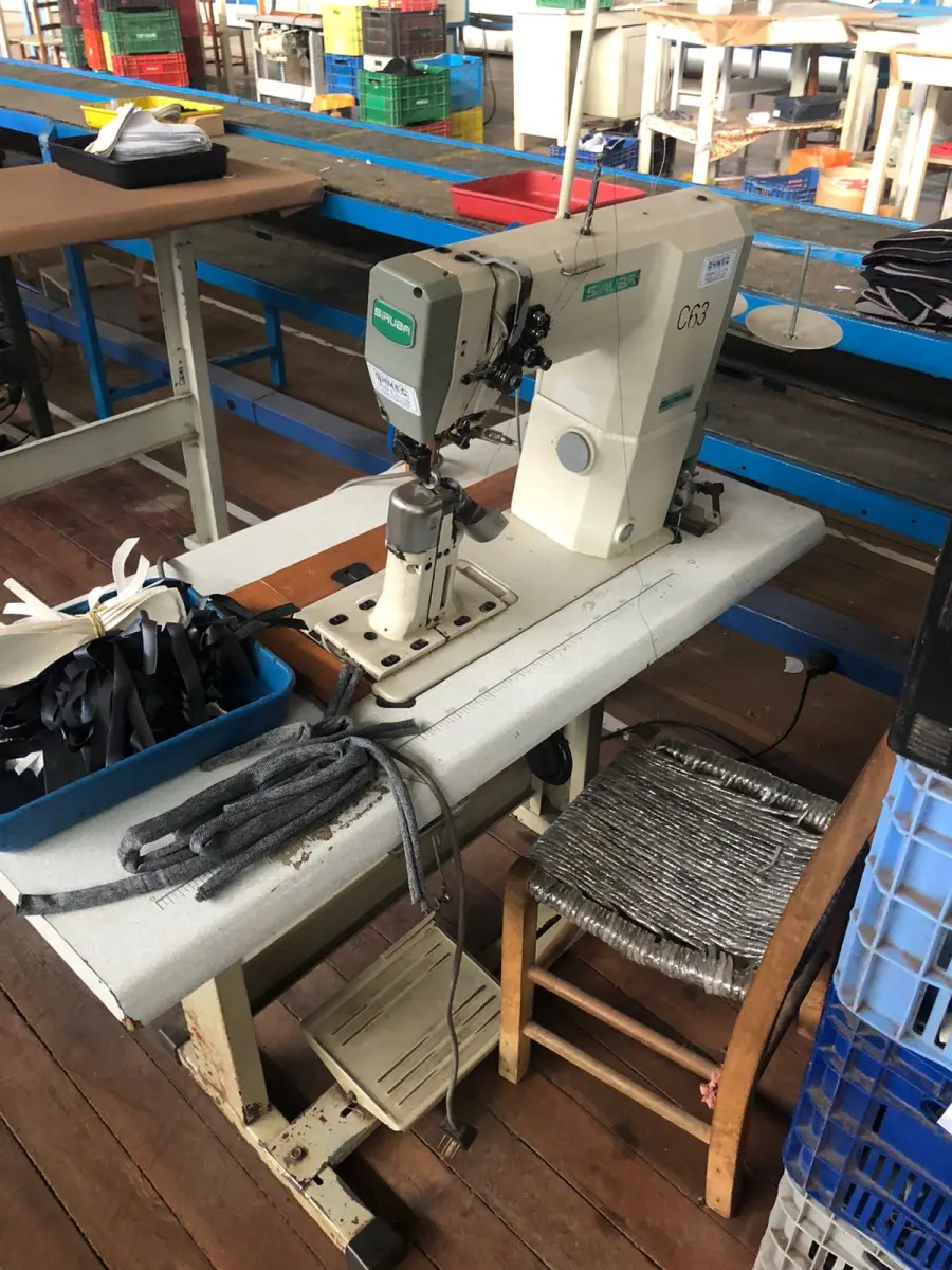 LOTE 176 - Máquina de costura