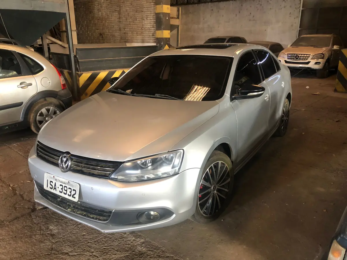LOTE 002 - Veículo VW Volkswagen Jetta Highline 2.0 TSI 16v 4p Tiptronic, fabricação/modelo 2011/2011