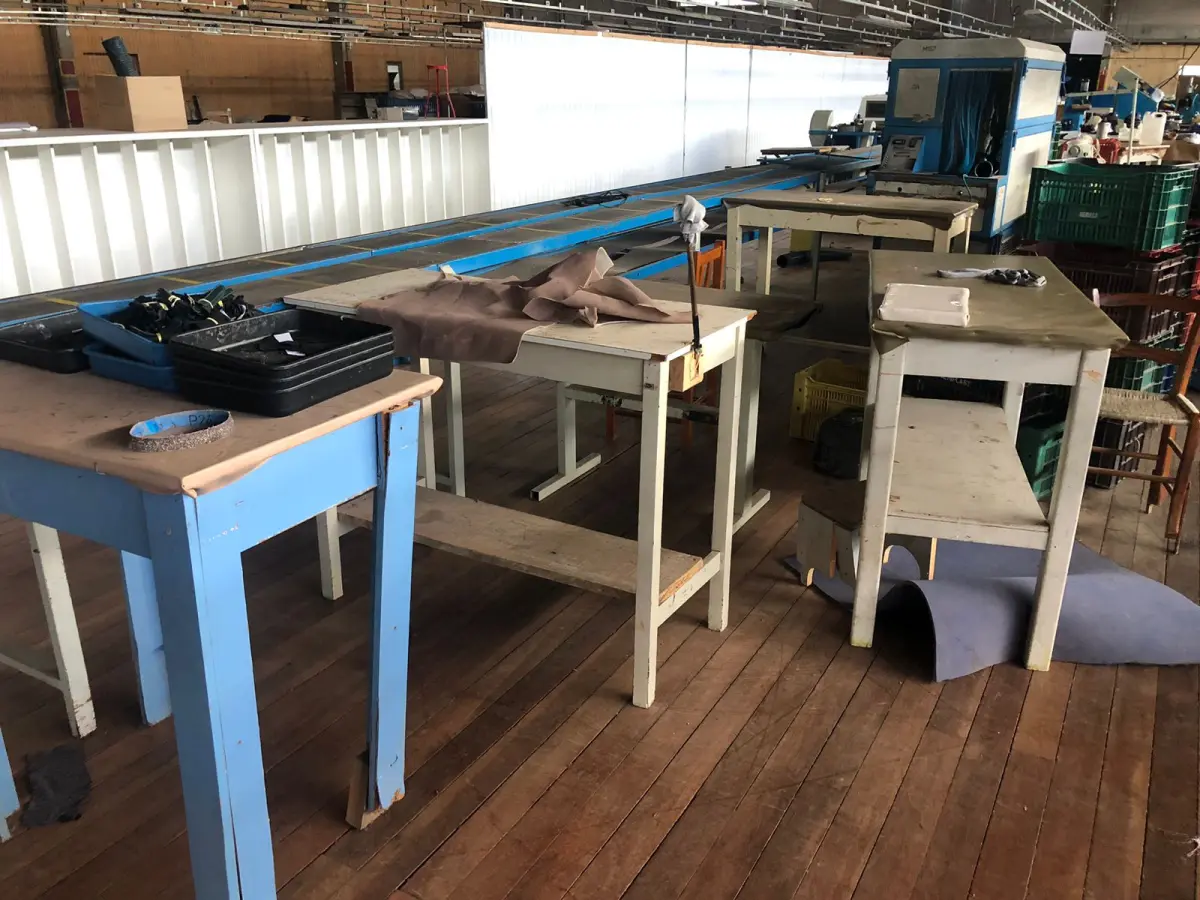 LOTE 187 - Lote de mesas 1 azul e 3 brancas