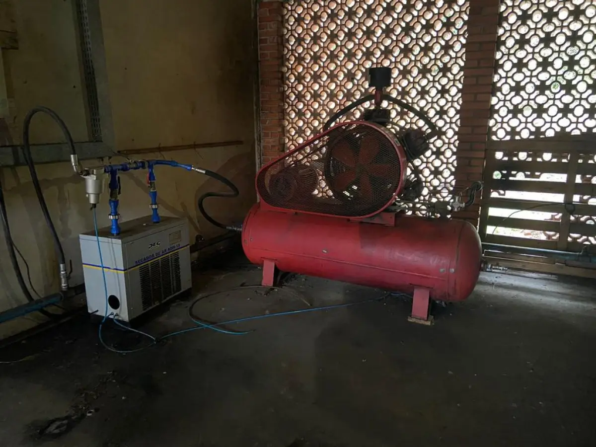 LOTE 252 - Compressor com secador de ar