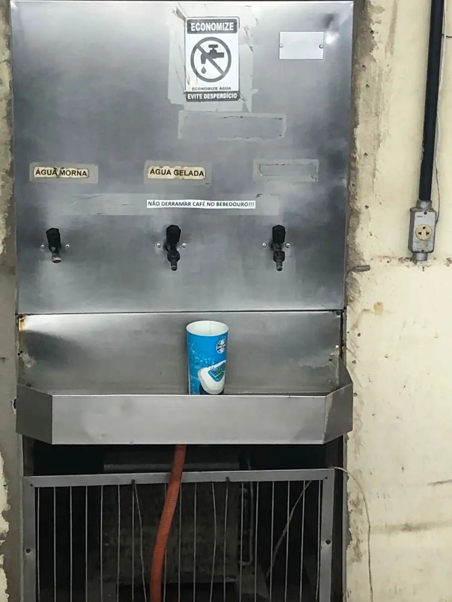 LOTE 009 - um bebedor de torneiras grande