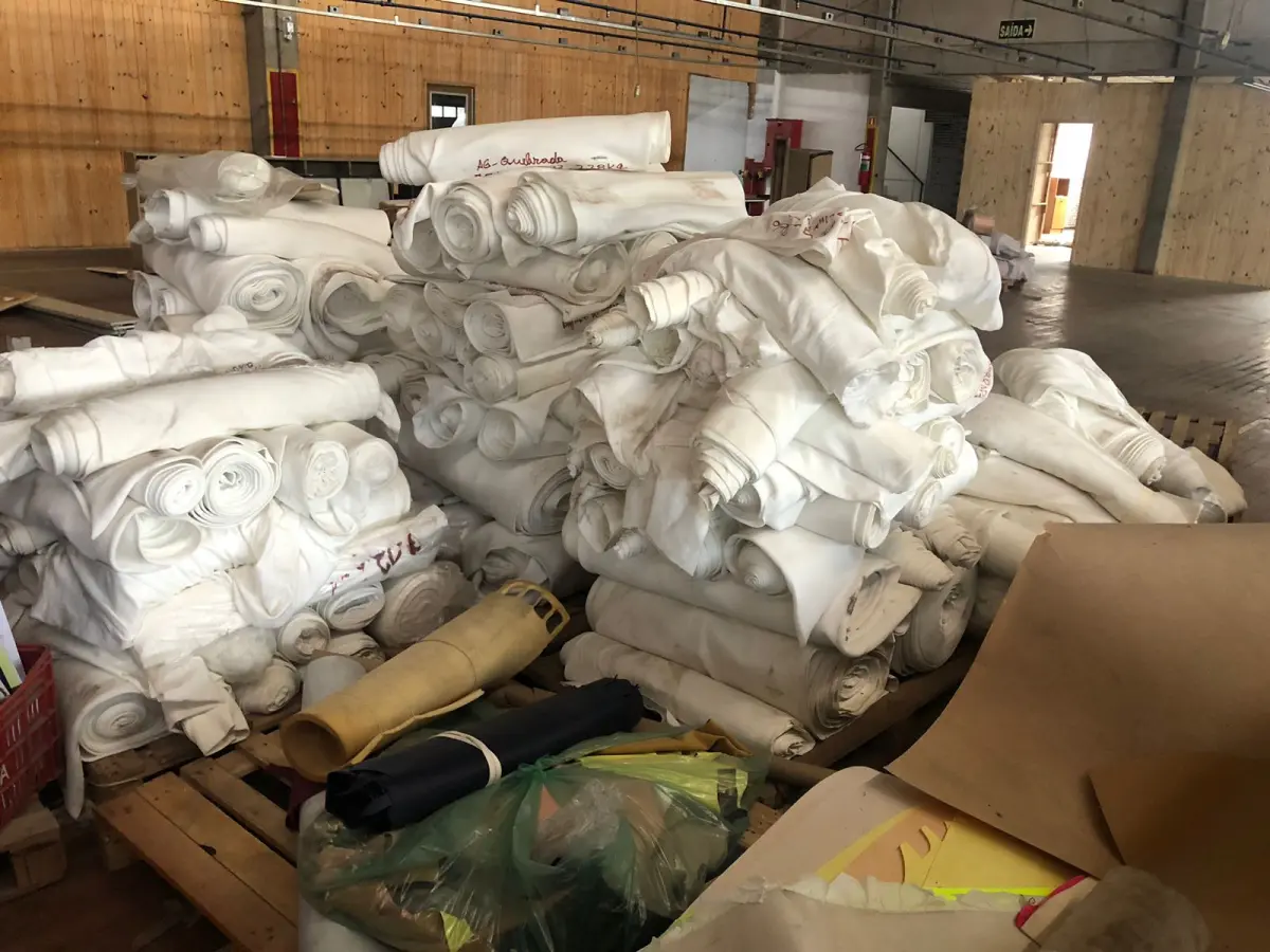 LOTE 246 - Lote com rolos de tecido, sintético, componentes