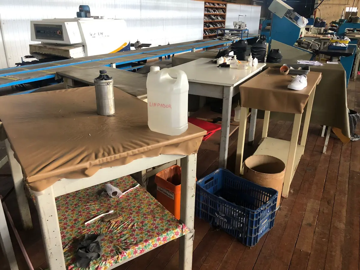 LOTE 191 - Lote com 5 mesas