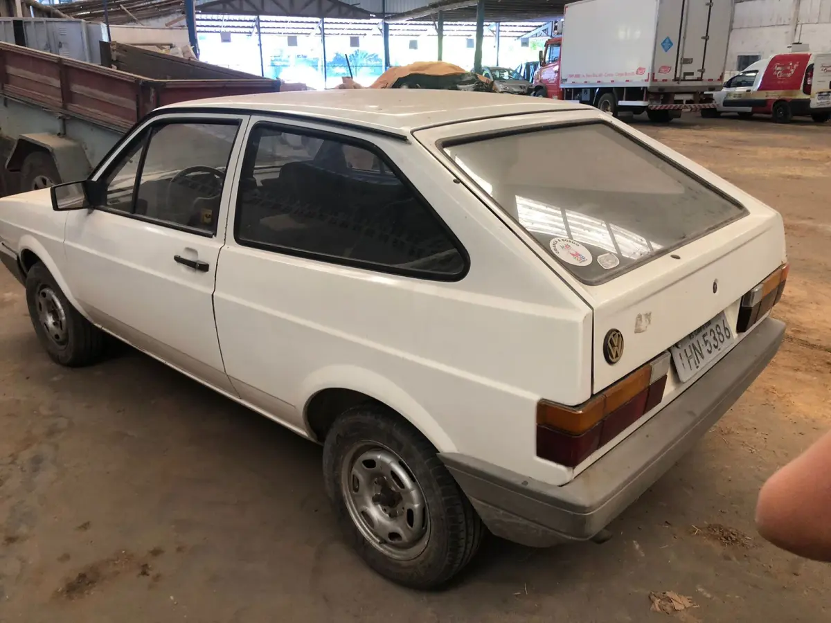 LOTE 015 - "VEÍCULO VW GOL 1000, ANO 1993/1994, BRANCO, PLACAS IHN-5386"