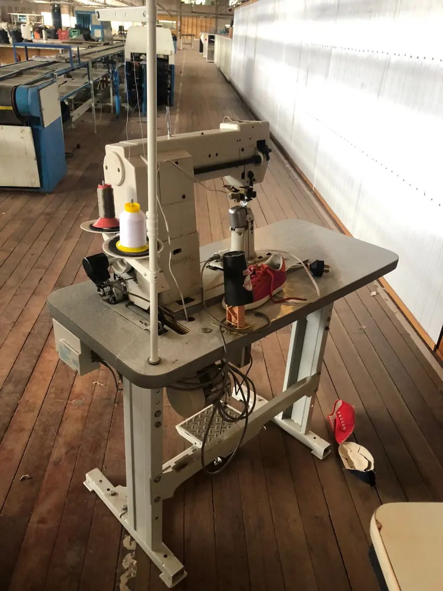 LOTE 209 - Máquina de costura