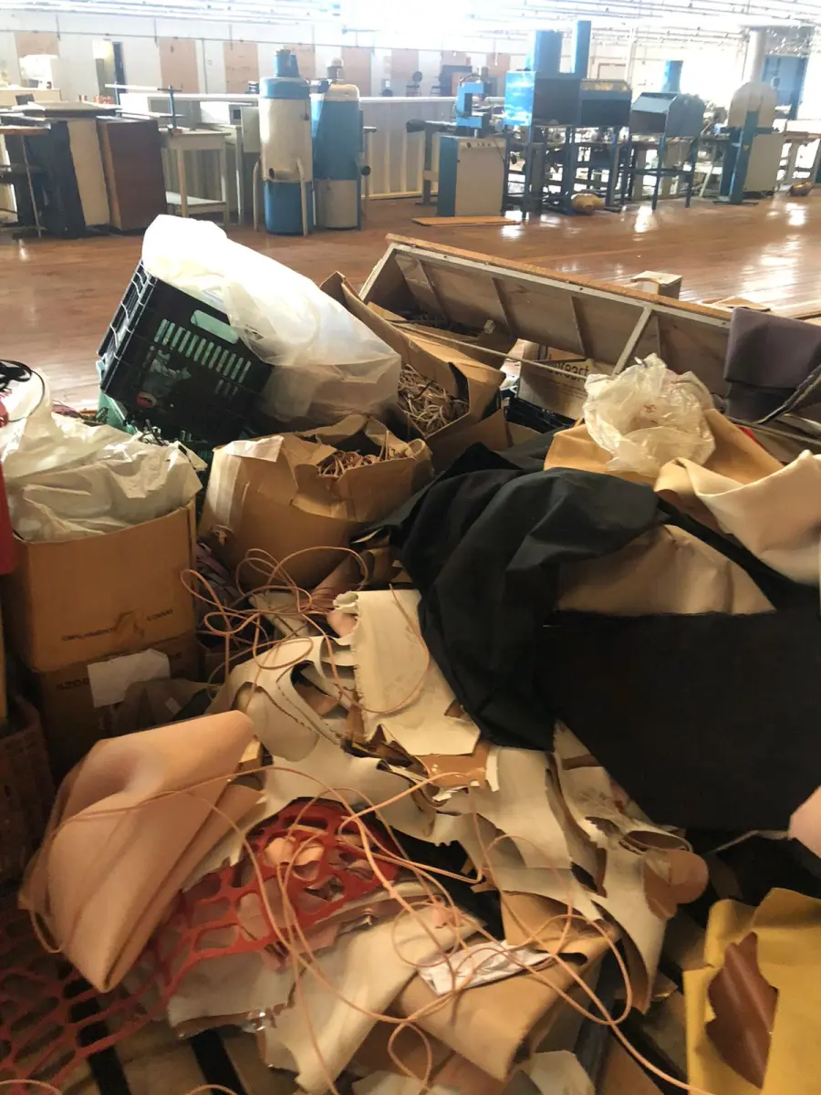 LOTE 246 - Lote com rolos de tecido, sintético, componentes