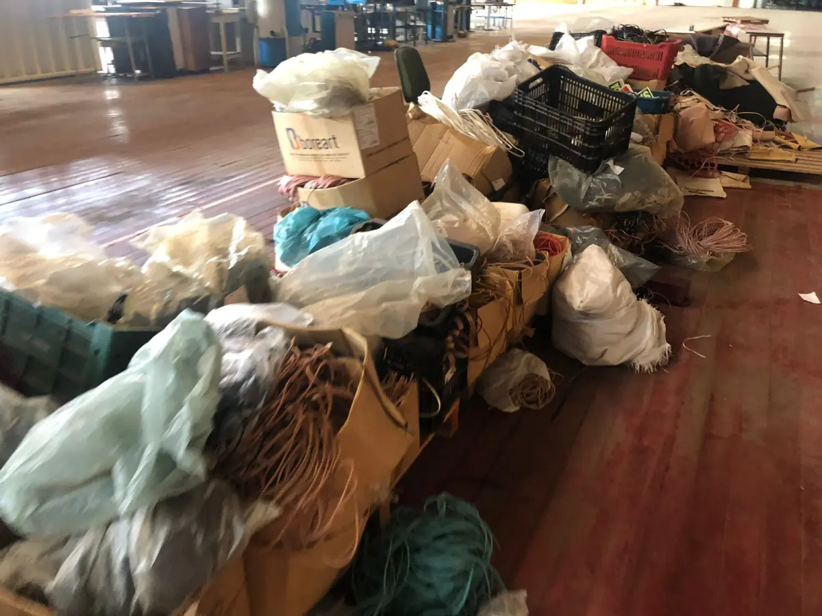 LOTE 246 - Lote com rolos de tecido, sintético, componentes