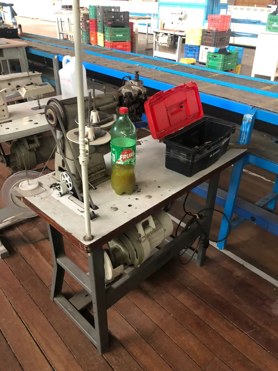 LOTE 177 - Máquina de costura