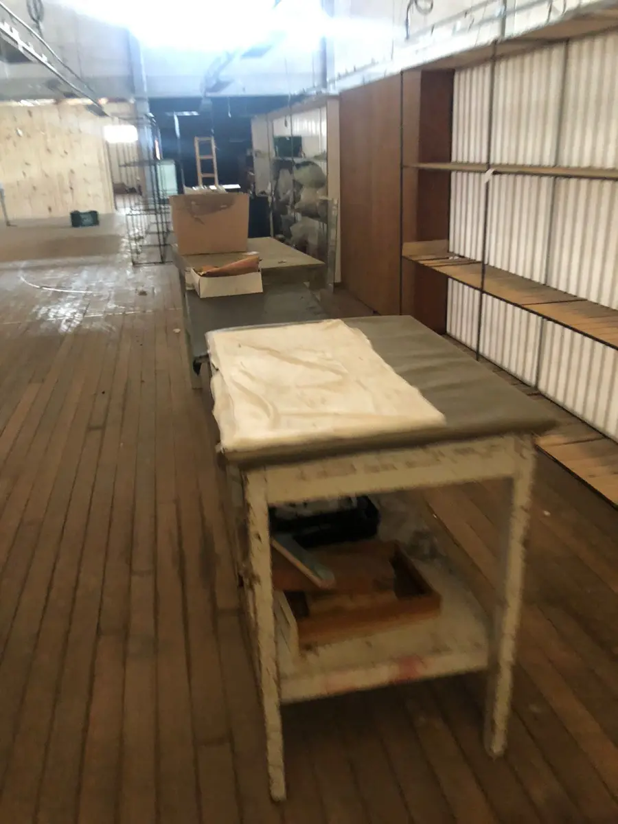 LOTE 243 - Lote de mesas, balcão   