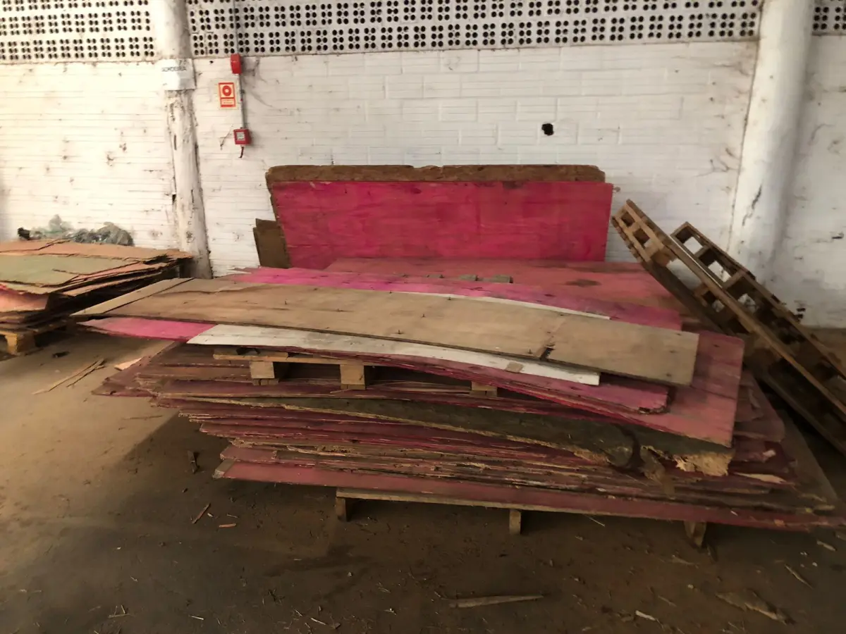 LOTE 004 - LOTE DE TAPUMES EM MAU ESTADO