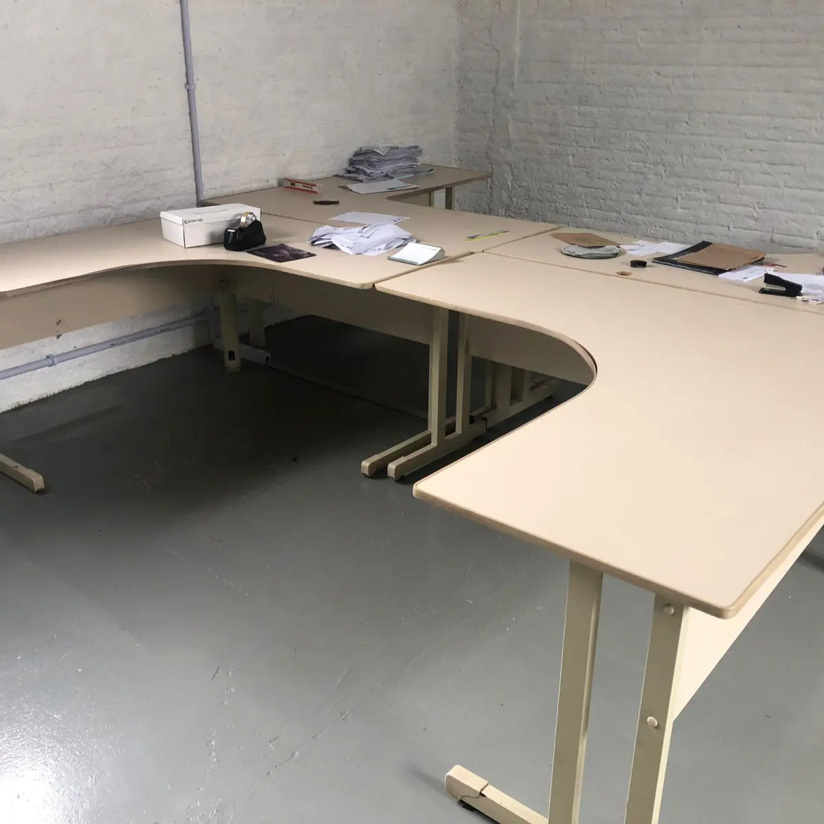 LOTE 091 - 4 mesas em l cor bege