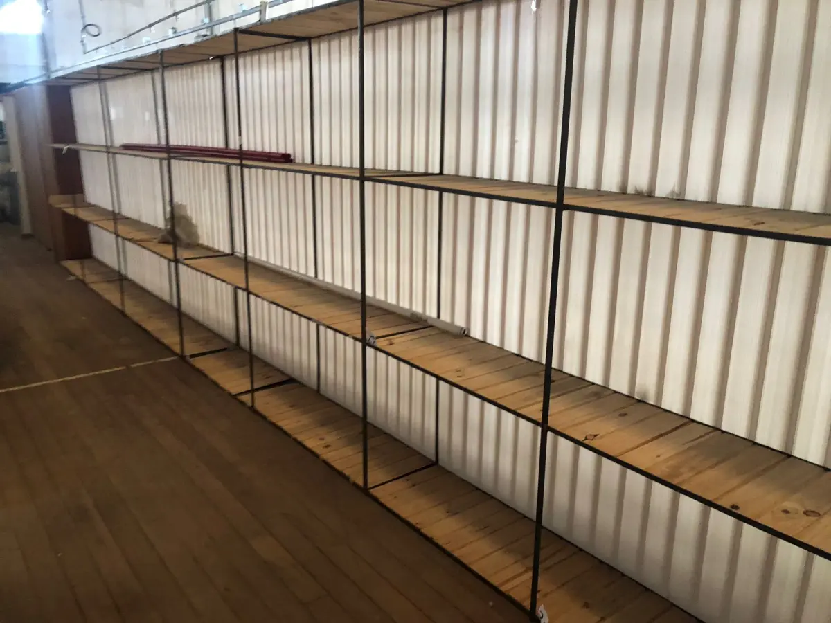 LOTE 244 - Lote de prateleira de metal