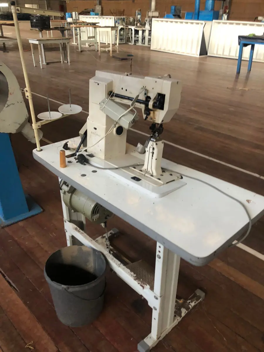 LOTE 147 - Máquina de costura