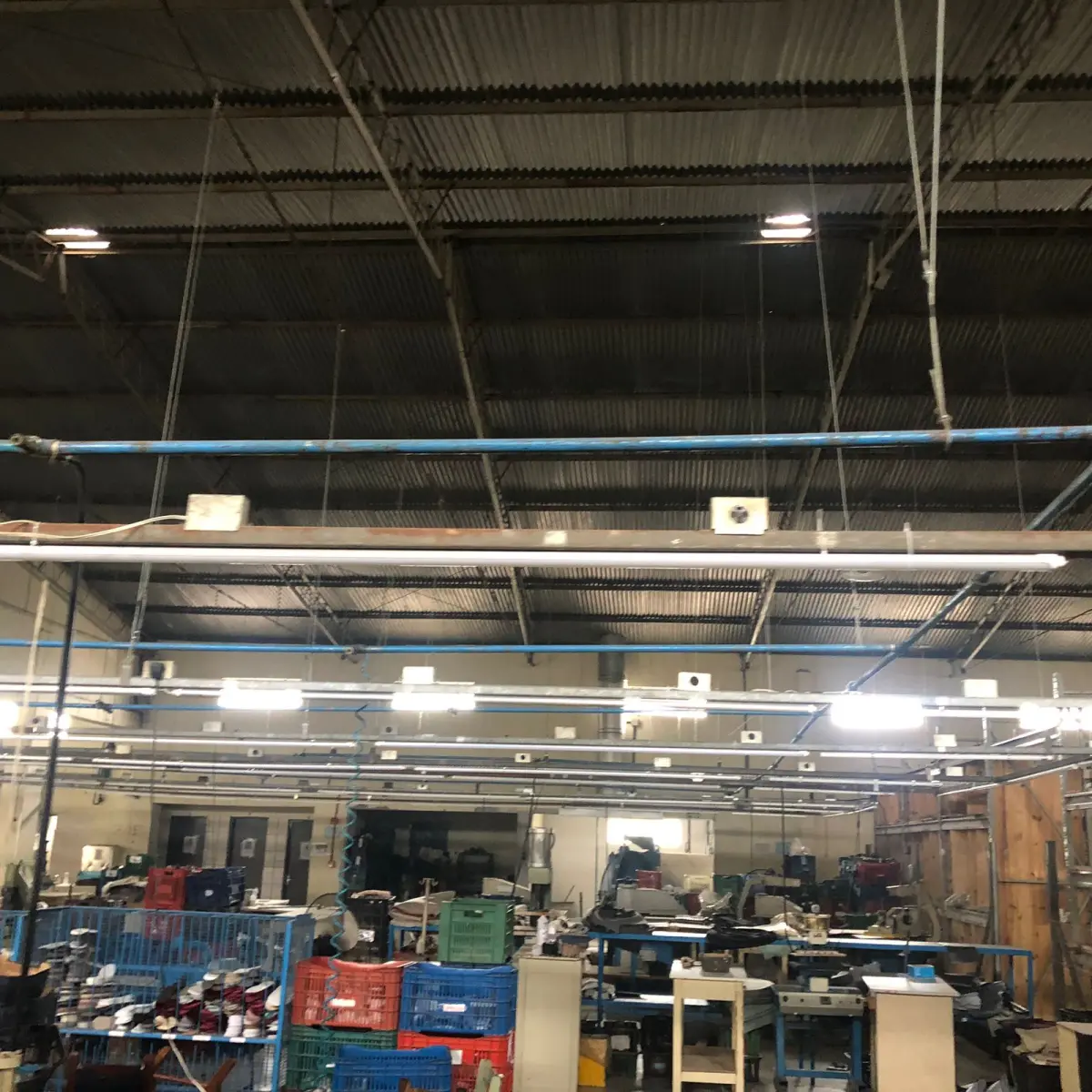 LOTE 097 - lote deluminarias e calhas eletricas