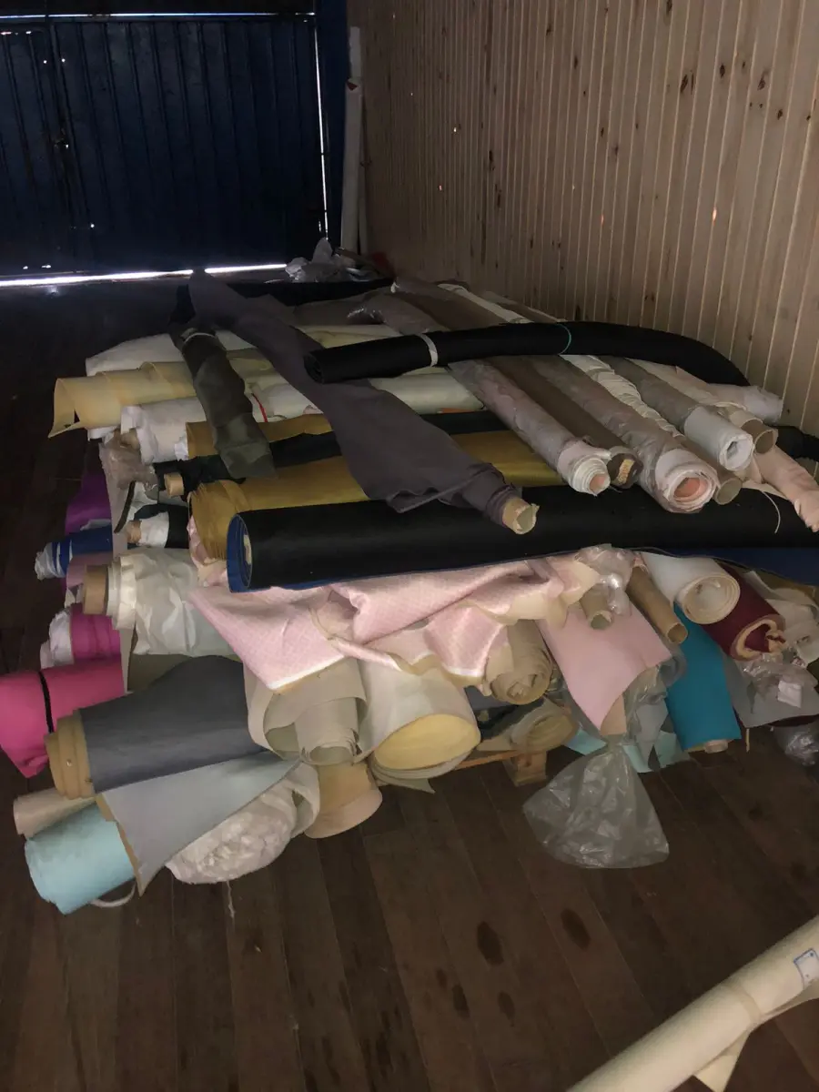 LOTE 246 - Lote com rolos de tecido, sintético, componentes