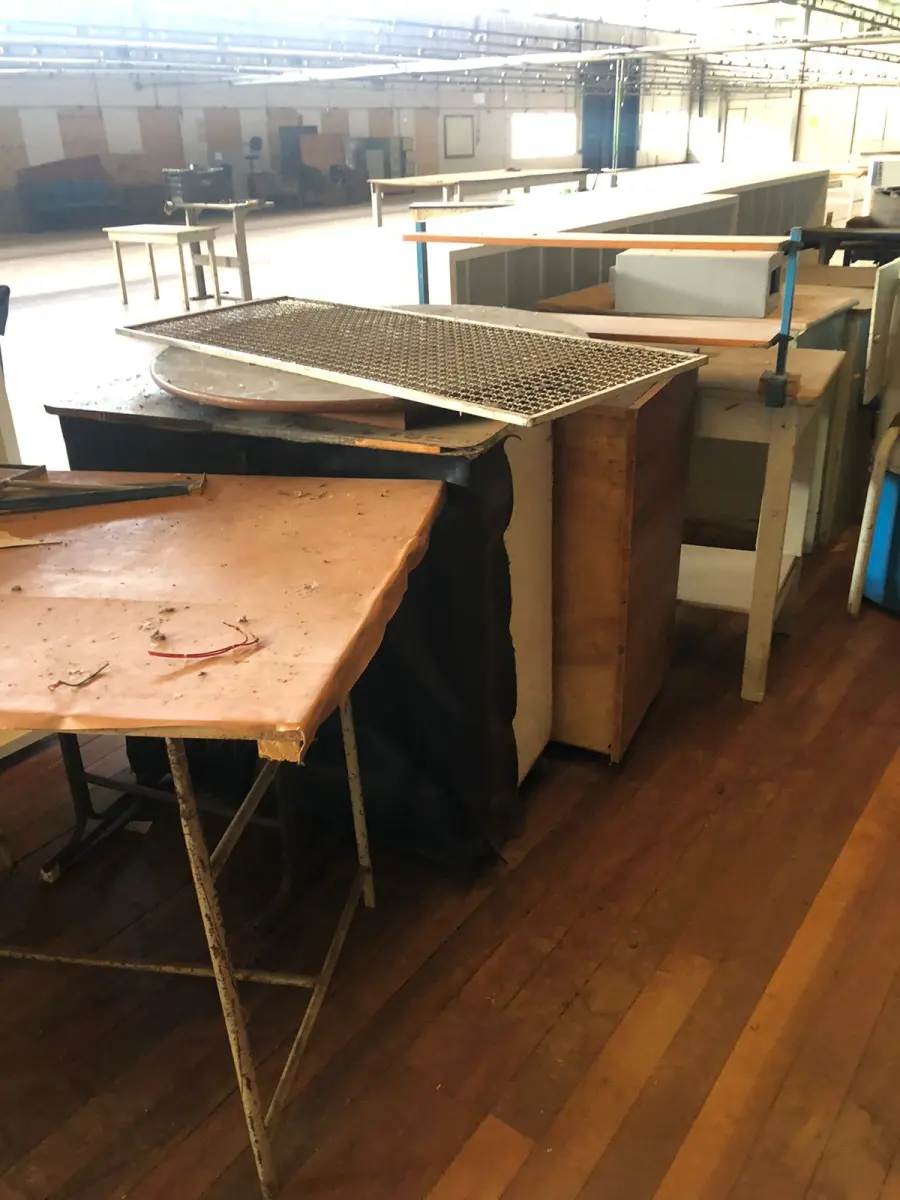 LOTE 243 - Lote de mesas, balcão   