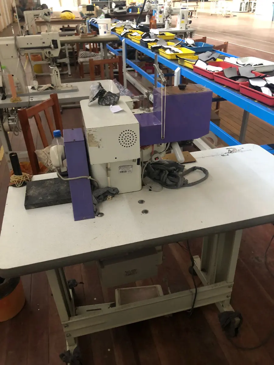 LOTE 141 - Máquina de vira e cola