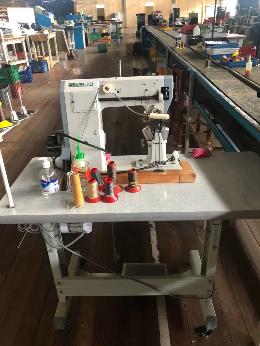 LOTE 185 - Máquina de costura