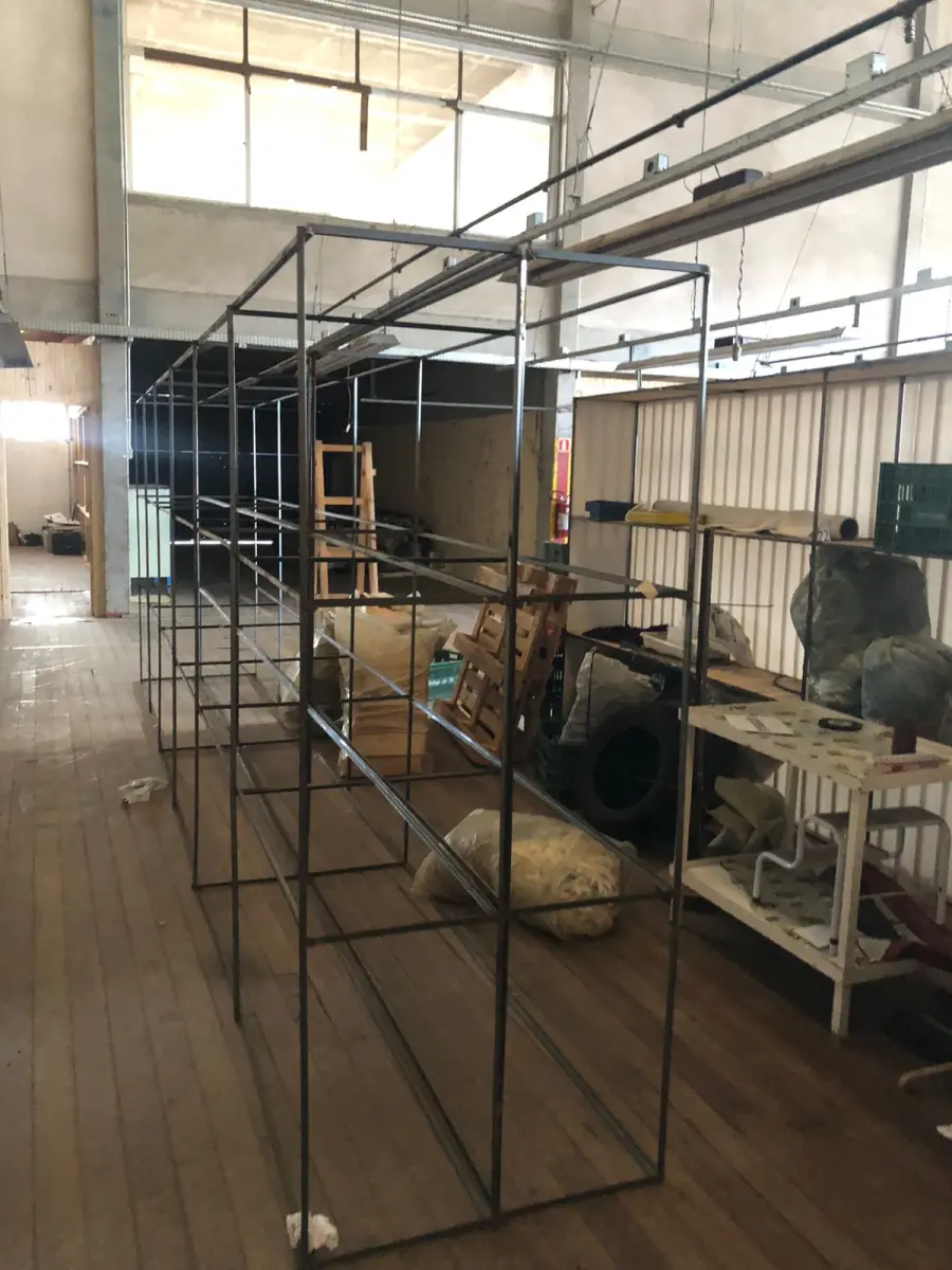 LOTE 244 - Lote de prateleira de metal