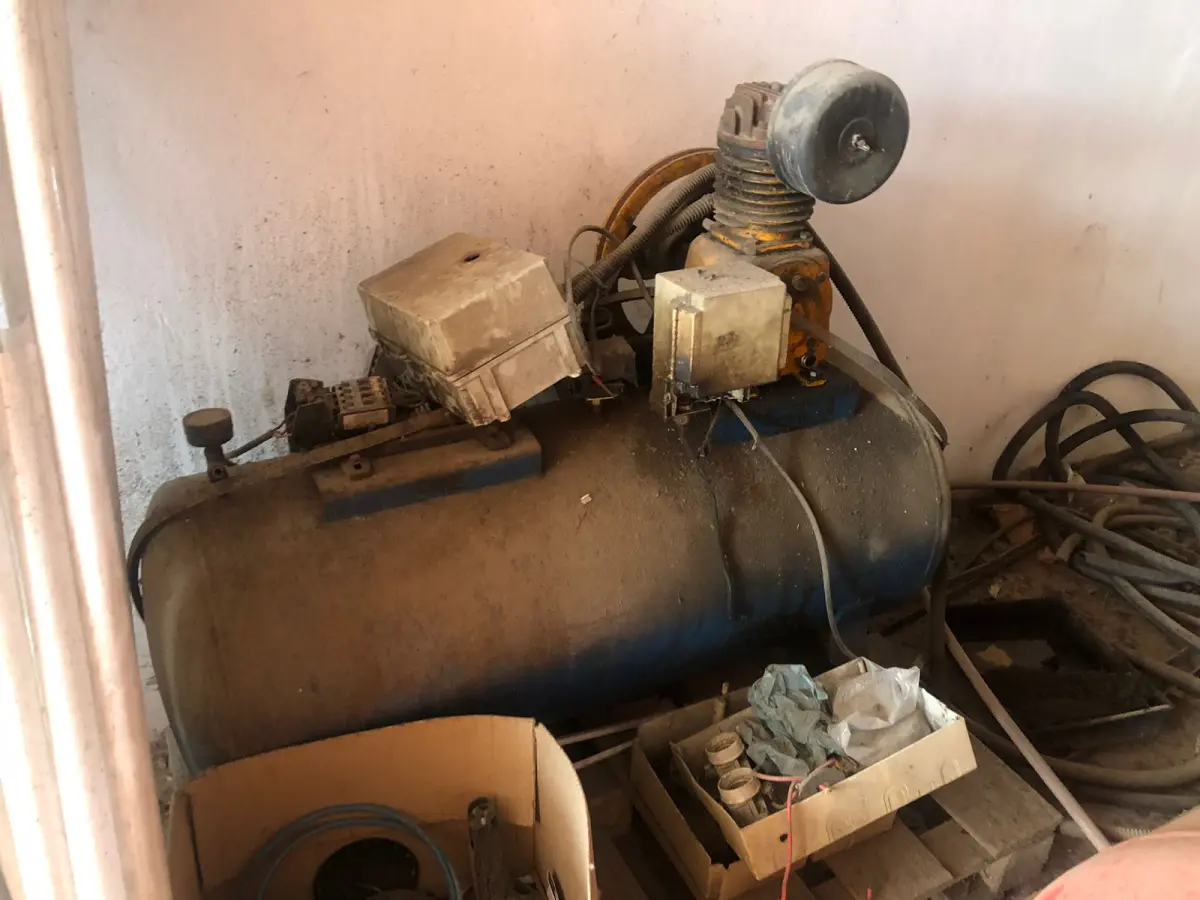 LOTE 143 - Compressor azul mau estado 