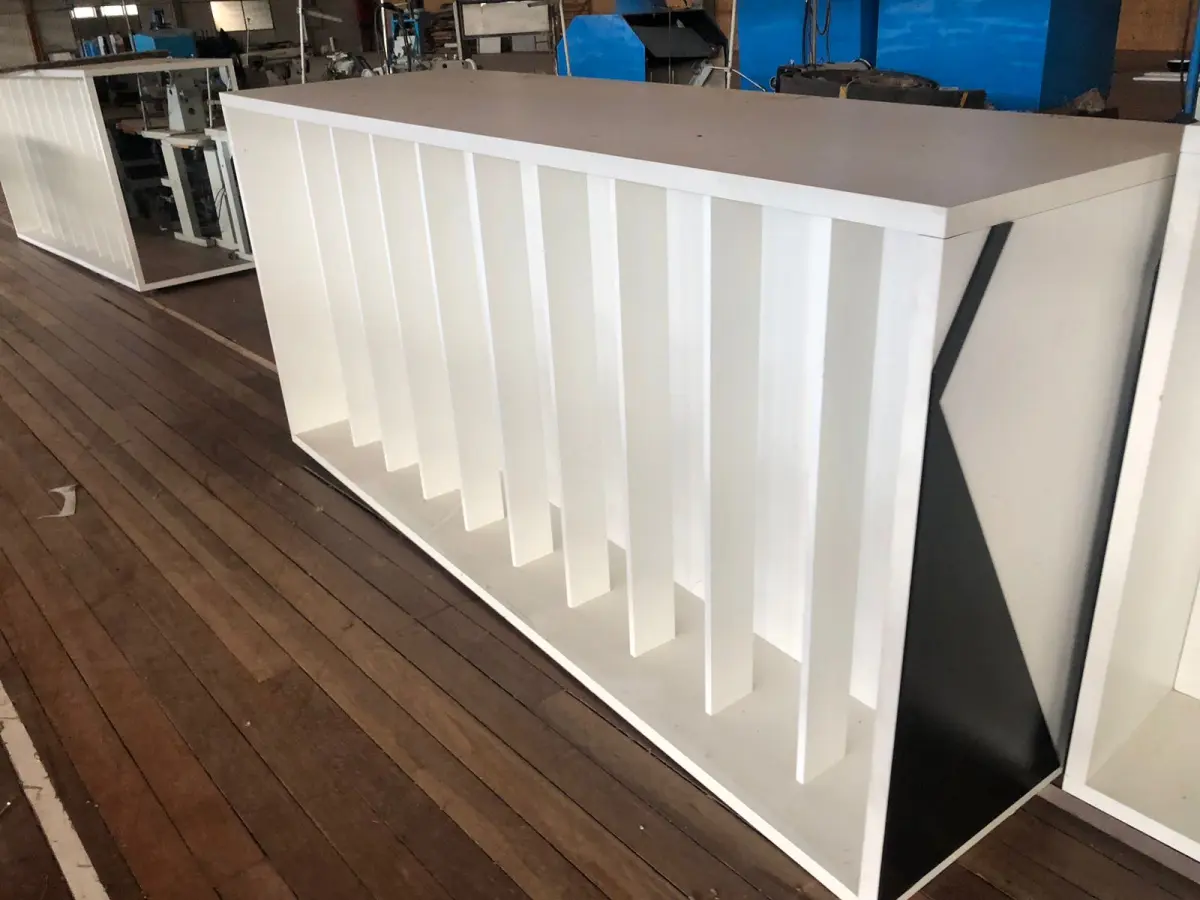 LOTE 215 - Lote de prateleiras brancas